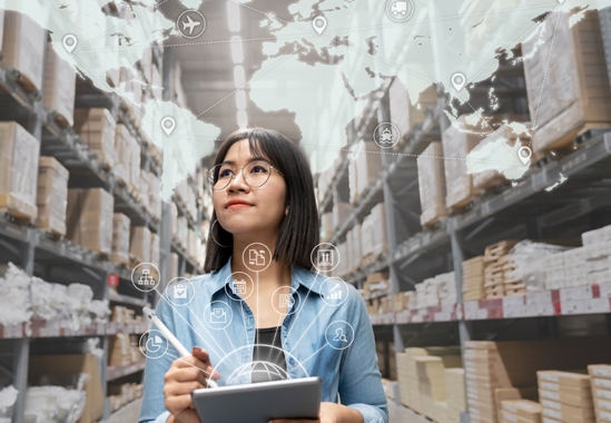 Femme pilotant sa logistique avec un logiciel TMS sur une tablette